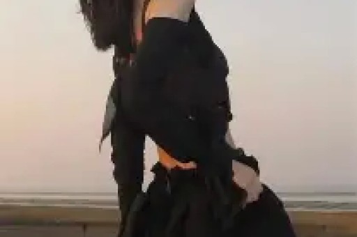 曹云金与神秘女子车内亲昵被拍还在路边草丛小便边解手边吐痰